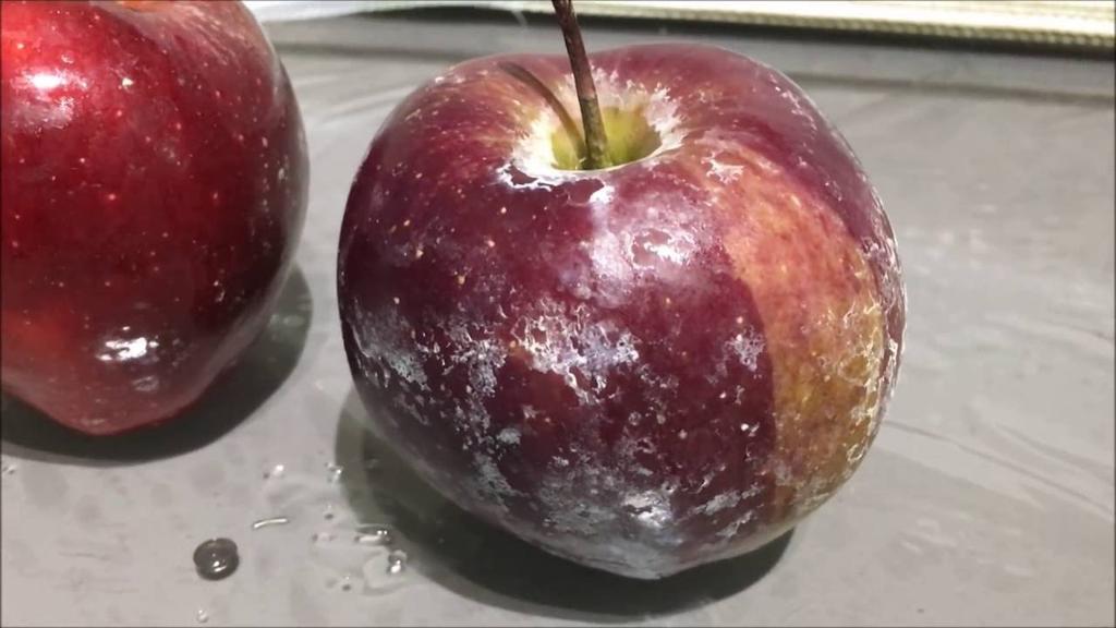 Перед тем, как их есть, проверьте яблоки под горячей водой. Вот что это за налет Будьте предельно осторожны.