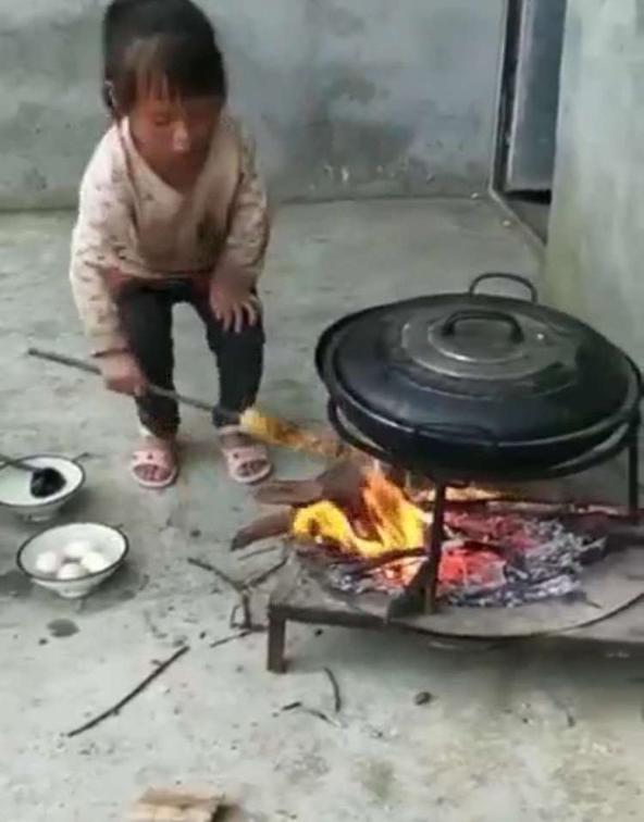 5-летняя девочка готовит рис для брата и бабушки. И только гляньте, КАК она это делает... Большая ответственность лежит на очень юных плечах.