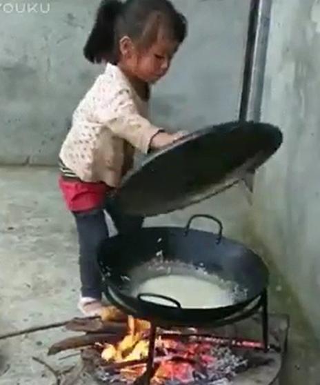 5-летняя девочка готовит рис для брата и бабушки. И только гляньте, КАК она это делает... Большая ответственность лежит на очень юных плечах.