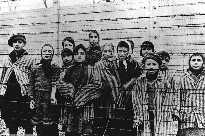 Бабушка рассказала мне страшную историю о детстве в концлагере. Меня пробрало до костей Нацисты и правда нелюди были.