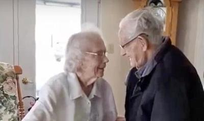 Чиновники разлучили семейную пару после 69 лет брака - но старики продолжают бороться за свою любовь И это была их первая в жизни разлука.