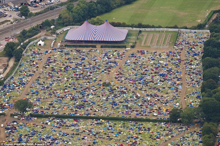 Они провели молодежный фестиваль. И просто оставили 60 000 своих палаток! Стоимость этого ″мусора″ миллион долларов.