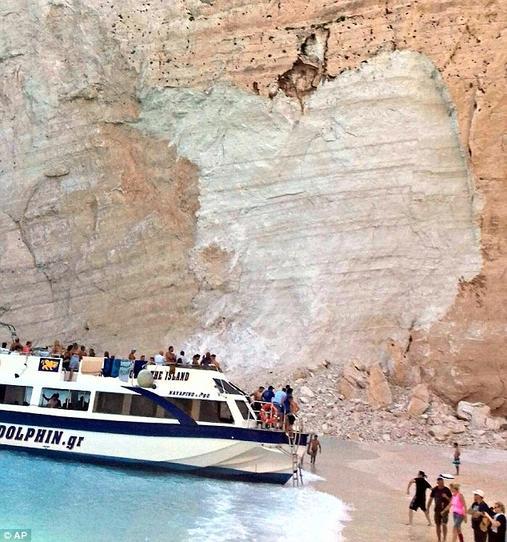 В Греции скала упала прямо на пляж с туристами! Повезло не всем... Есть пострадавшие.
