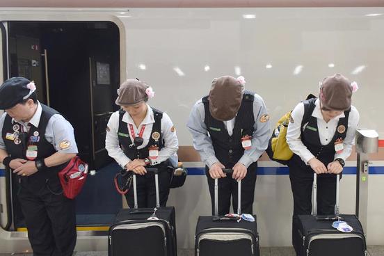 Вот как работают уборщики поездов в Японии. Аж дух захватывает... О - организованность!