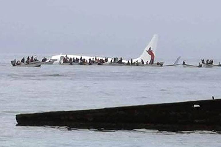 В Азии самолёт приземлился прямо в море! К счастью, оно все еще теплое Вот это приводнились!