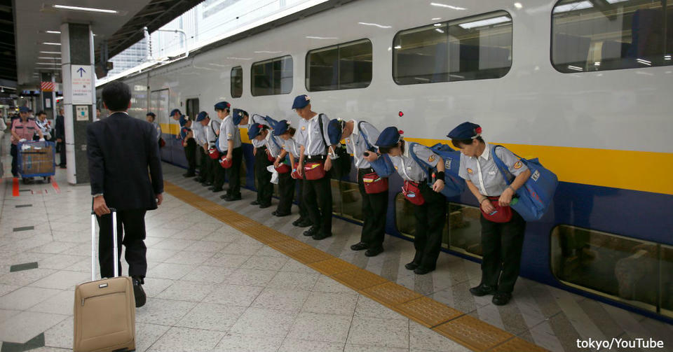 Вот как работают уборщики поездов в Японии. Аж дух захватывает... О   организованность!