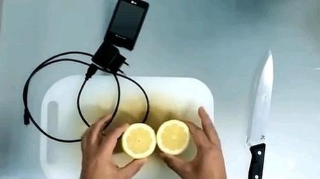 Вот как зарядить телефон с помощью… лимона! Или другого кислого фрукта Нужнейший навык!