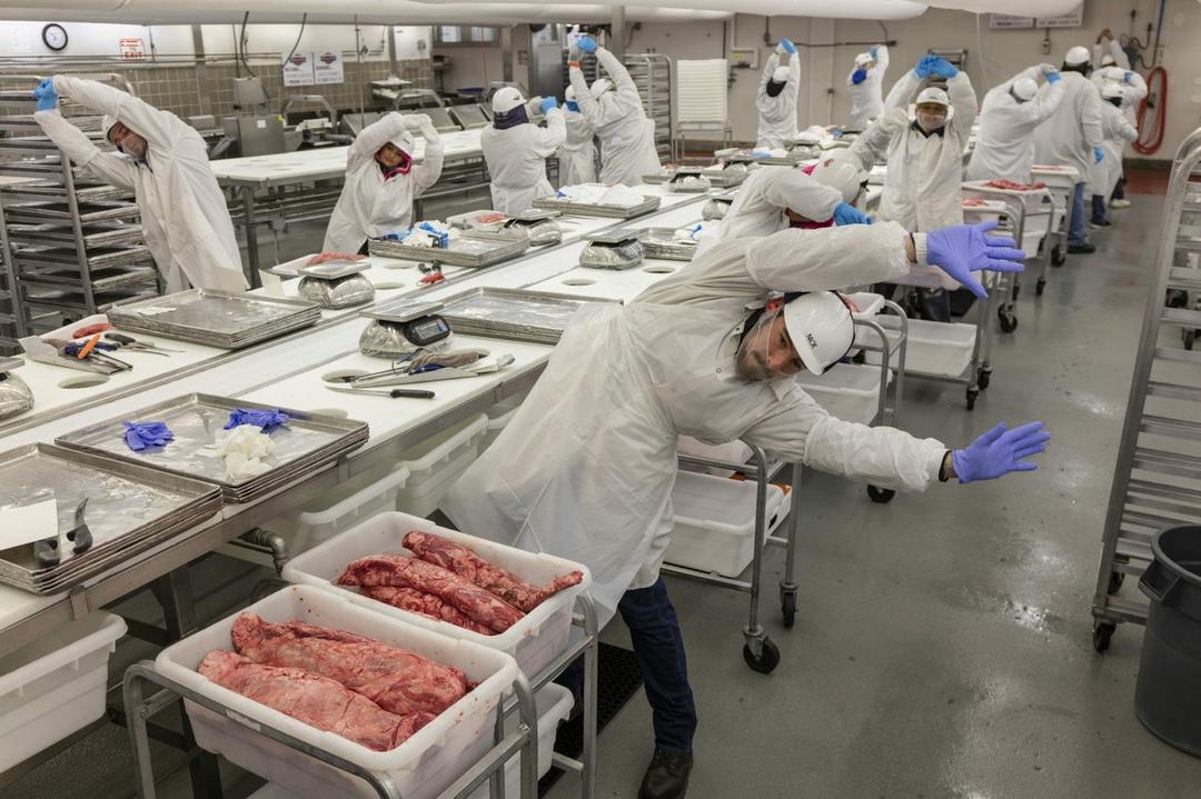 Вот что происходит на фабриках, где делают еду для больших магазинов Вот такая реальность.