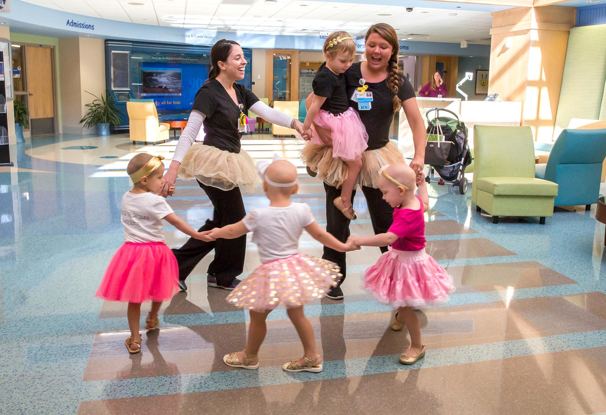 4 девочки вместе победили рак - а потом встретились снова Вдохновляющие кадры!