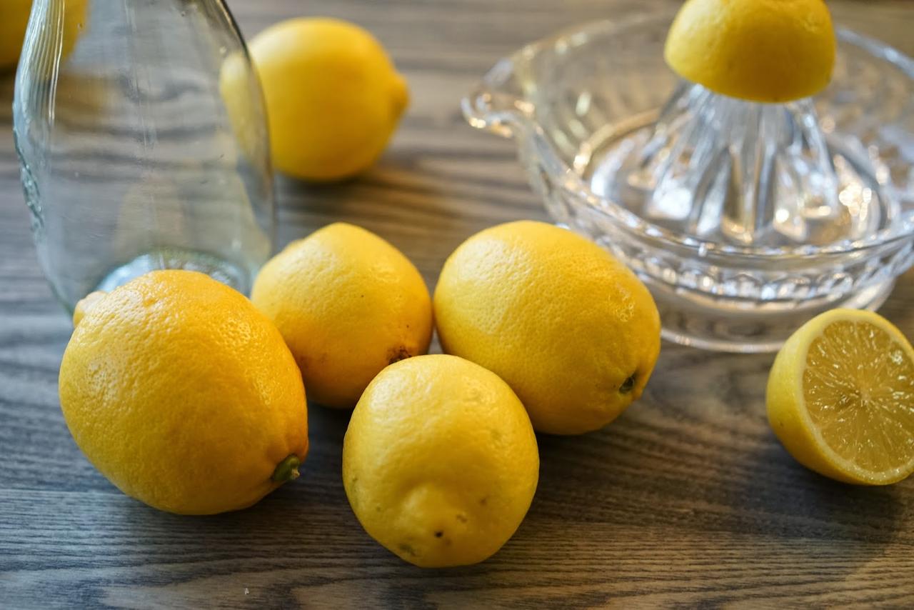 Лимонный сок с солью избавляет даже от мигрени. Подходит ли он вам? И никаких побочек!