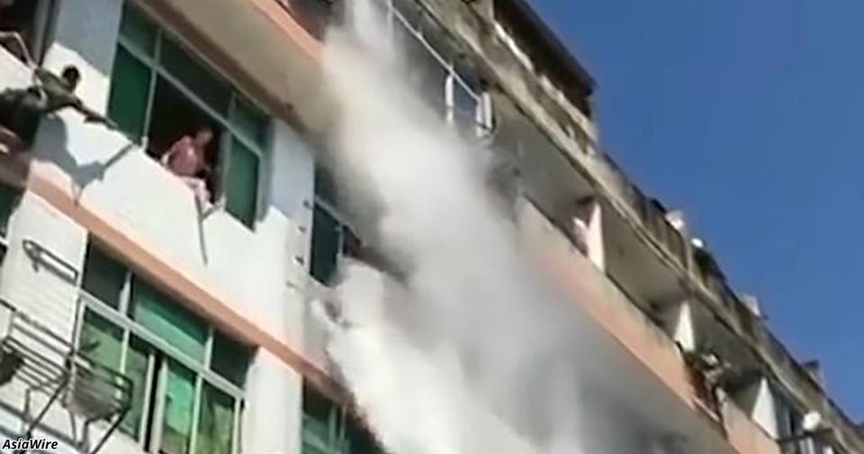 Китайские пожарные спасли самоубийцу с помощью брандспойта Женщина хотела выброситься из окна.