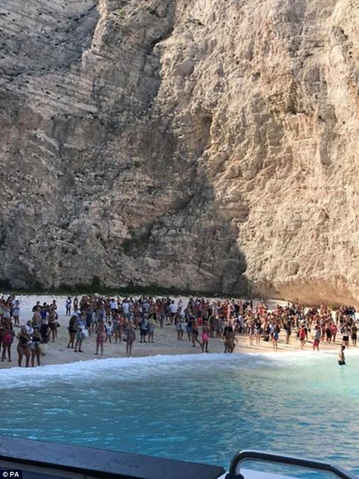 В Греции скала упала прямо на пляж с туристами! Повезло не всем... Есть пострадавшие.