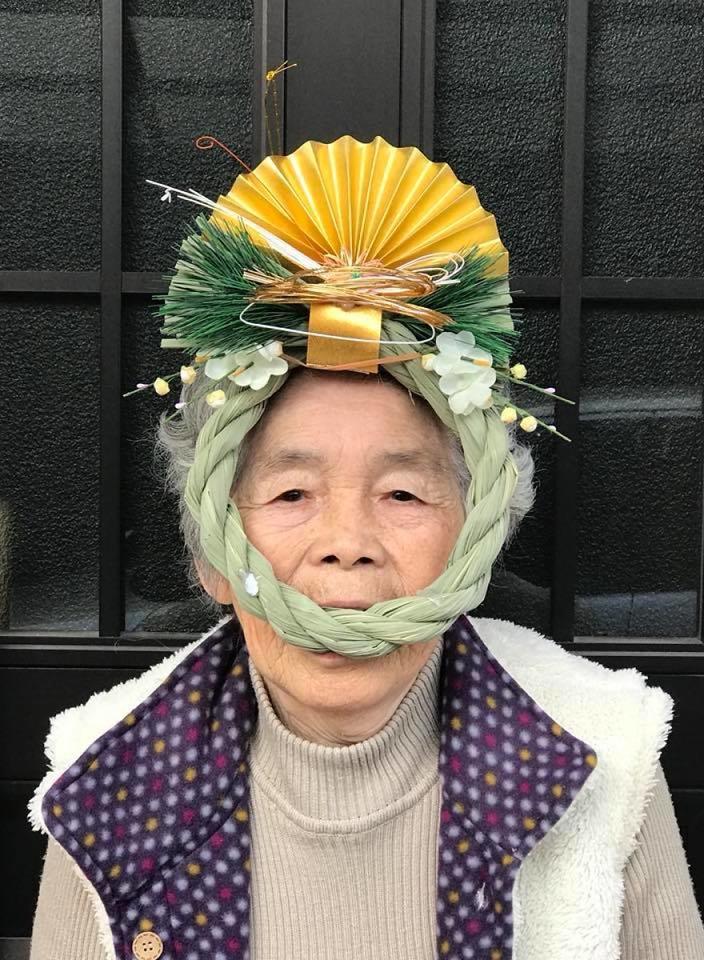 90-летняя японская бабушка показала внукам, как надо фоткаться Это и правда смешно!