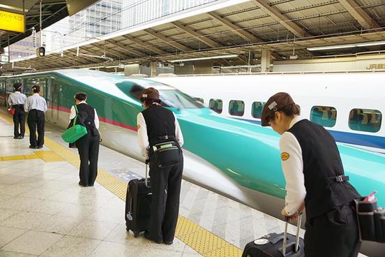 Вот как работают уборщики поездов в Японии. Аж дух захватывает... О - организованность!