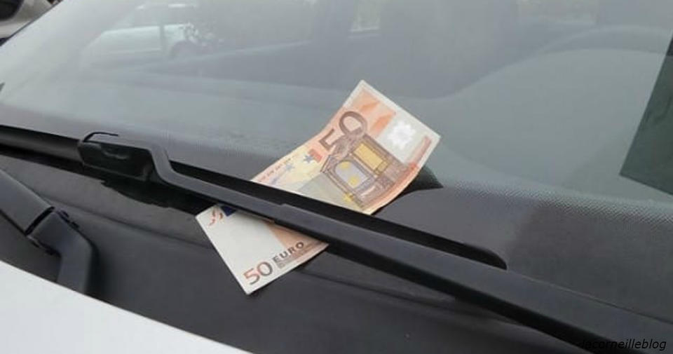Если вы увидели деньги под дворником своей машины, уезжайте немедленно! ″Развод″ автомобилиста.