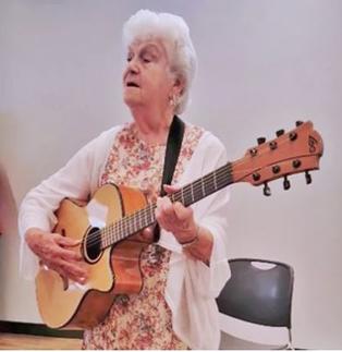 90-летняя бабуля перепела песню ″Я разваливаюсь на куски″ - получилось просто прекрасно Когда в душе молодой!