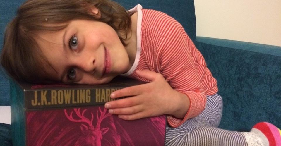 Джоан Роулинг узнала, что её книга спасла жизнь малышки. Её ответ был волшебным! История девочки, которая выжила.
