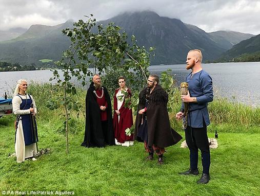 В Норвегии сыграли первую за 1000 лет свадьбу викингов - с мечами, жрецом и кровавыми клятвами Было на что посмотреть!