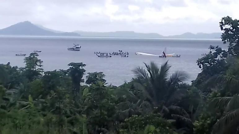 В Азии самолёт приземлился прямо в море! К счастью, оно все еще теплое Вот это приводнились!