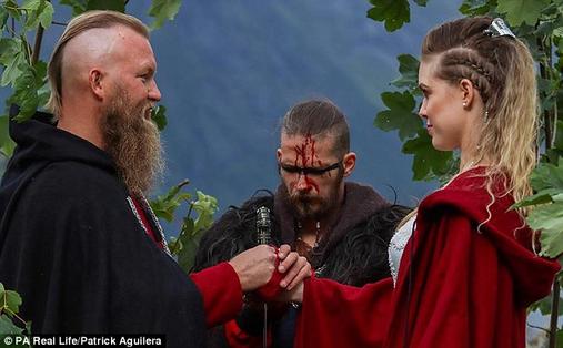 В Норвегии сыграли первую за 1000 лет свадьбу викингов - с мечами, жрецом и кровавыми клятвами Было на что посмотреть!