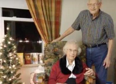 Чиновники разлучили семейную пару после 69 лет брака - но старики продолжают бороться за свою любовь И это была их первая в жизни разлука.