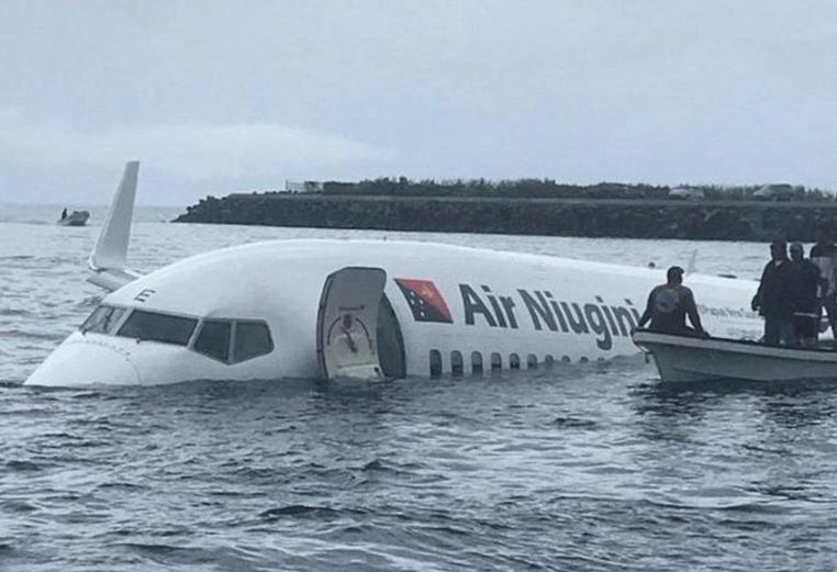 В Азии самолёт приземлился прямо в море! К счастью, оно все еще теплое Вот это приводнились!