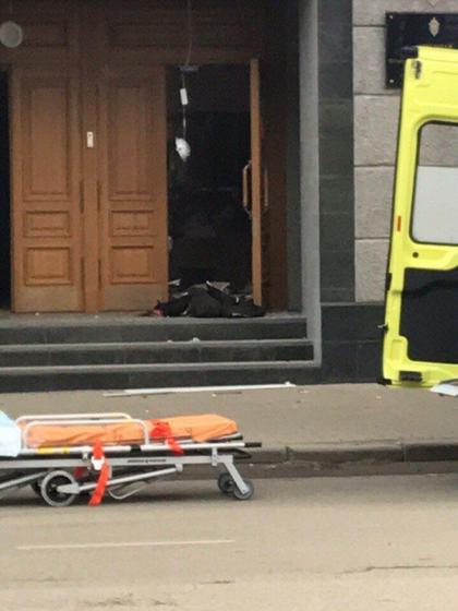 У здания ФСБ в Архангельске прогремел взрыв. 1 человек погиб Сибирский терроризм.