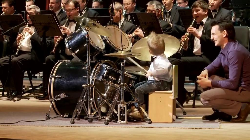 3-летний русский барабанщик сыграл лучше, чем оркестр взрослых музыкантов Гений, не иначе.