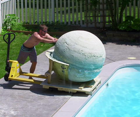 Они сделали огромную ″бомбу″ для ванн - и бросили её в бассейн! Бомбочка весом в тонночку!