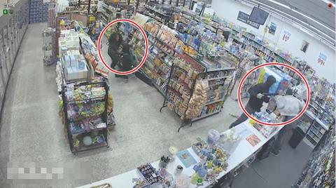 2 подростка хотели ограбить магазин - но уже через 30 секунд его хозяин благодарил их! Случай зафиксировали камеры видеонаблюдения.