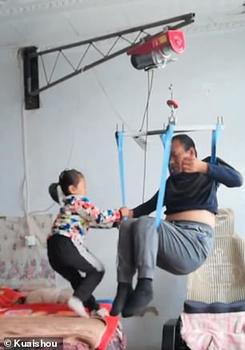 6-летняя китаянка уже 2 года заботится о парализованном папе. Потому что их бросила мама И ни разу не жаловалась!