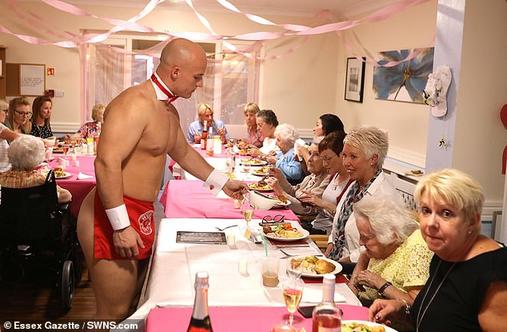 Женщин из дома престарелых поздравили голые качки-официанты! Вот как все было Возможно все! Были бы деньги...