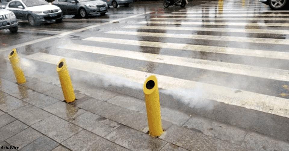 Чтобы уговорить пешеходов не ходить на красный, в Китае придумали такие паровые столбы До чего техника дошла.