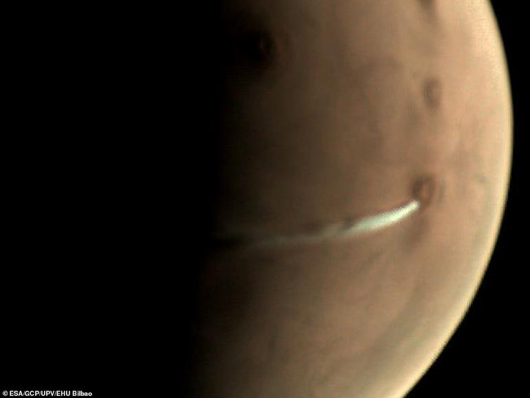 Появилось загадочное облако на Марсе. Наконец-то ученые поняли, что это было Оно висит на Марсом уже третий месяц.