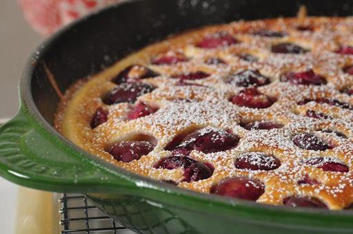 Если остался стакан кефира, можно приготовить вишневый пирог Рецепт на скорую руку.