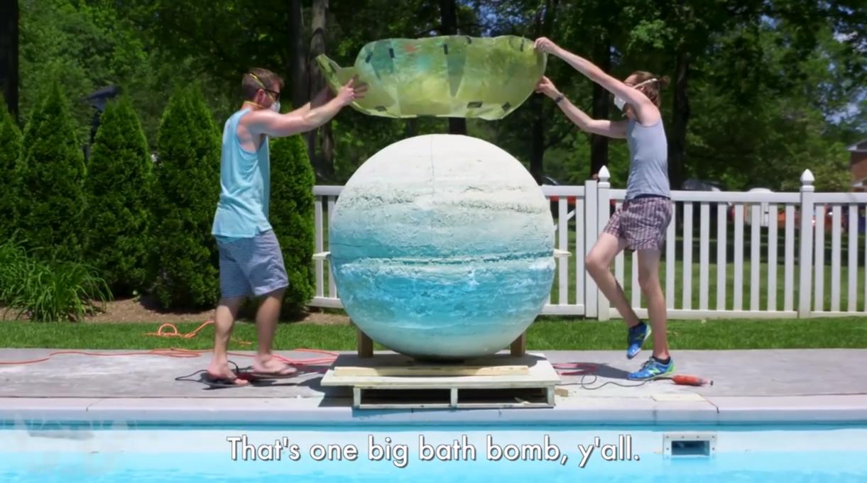 Они сделали огромную ″бомбу″ для ванн - и бросили её в бассейн! Бомбочка весом в тонночку!