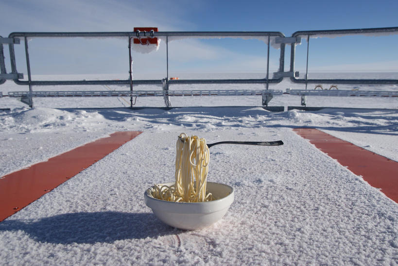 Вот как выглядит лапша при температуре −60 °C Антарктический эксперимент.