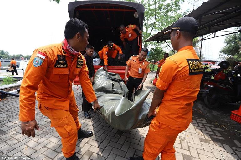 Boeing 737 упал в море возле Джакарты. Не выжил никто На борту было 189 человек.