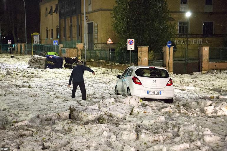 В Риме было +27, а потом его резко завалило снегом и льдом. Вот фото этого кошмара И это юг!