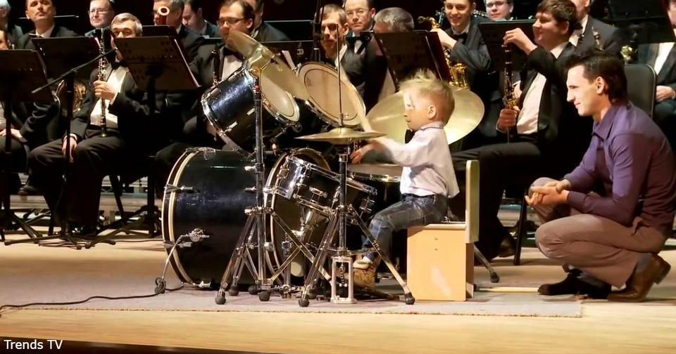 3-летний русский барабанщик сыграл лучше, чем оркестр взрослых музыкантов Гений, не иначе.