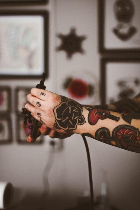 8 вещей, которые происходят с вашим телом, когда вы делаете татуировку А ведь когда-то это был способ анестезии.