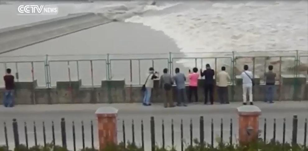 Страшные кадры: цунами смыло десяток идиотов, которые хотели снять его для соцсетей Жуткое зрелище!