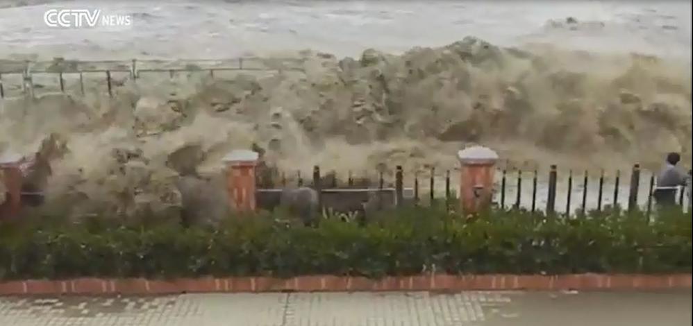 Страшные кадры: цунами смыло десяток идиотов, которые хотели снять его для соцсетей Жуткое зрелище!