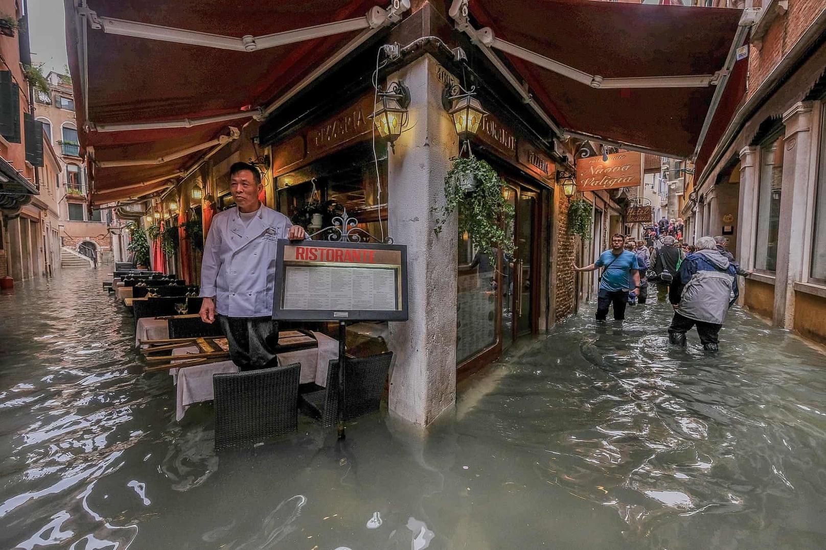Венеция уходит под воду: Вот новые фото с места событий Буйство стихии глазами очевидцев.