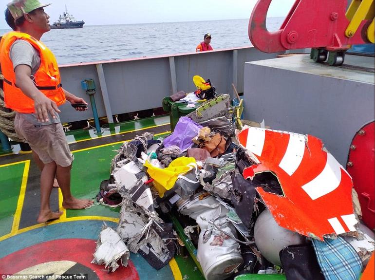 Boeing 737 упал в море возле Джакарты. Не выжил никто На борту было 189 человек.
