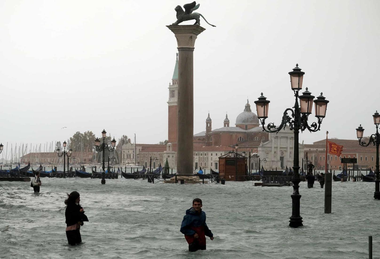 Венеция уходит под воду: Вот новые фото с места событий Буйство стихии глазами очевидцев.