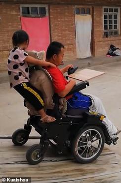 6-летняя китаянка уже 2 года заботится о парализованном папе. Потому что их бросила мама И ни разу не жаловалась!