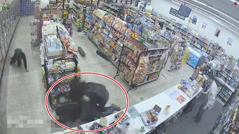 2 подростка хотели ограбить магазин - но уже через 30 секунд его хозяин благодарил их! Случай зафиксировали камеры видеонаблюдения.