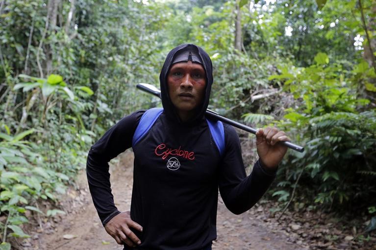 В Бразилии индейцы берут в руки оружие, чтобы спасти леса Амазонки ″Легкие″ нашей планеты под угрозой.