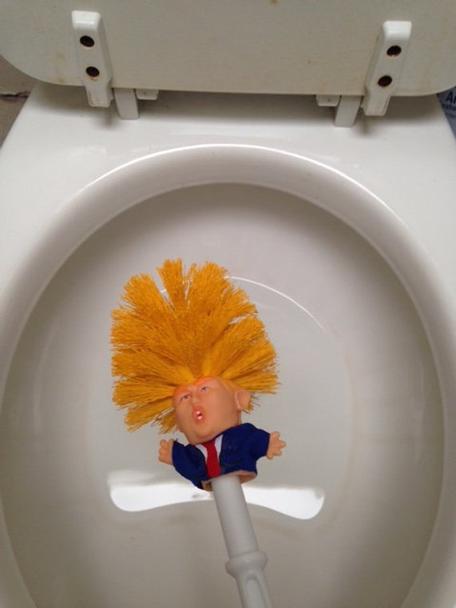 Кто-то начал продавать туалетные «ершики Трампа». Простите, но это правда смешно Кому идею для продаж?